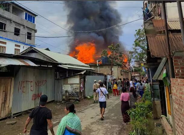 manipur-violence-news-flares-up-again-two-killed-in-firing-six-houses-torched Manipur News: ਮਣੀਪੁਰ 'ਚ ਫਿਰ ਭੜਕੀ ਹਿੰਸਾ, ਗੋਲੀਬਾਰੀ 'ਚ ਦੋ ਦੀ ਮੌਤ, ਛੇ ਘਰਾਂ ਨੂੰ ਲਾਈ ਅੱਗ