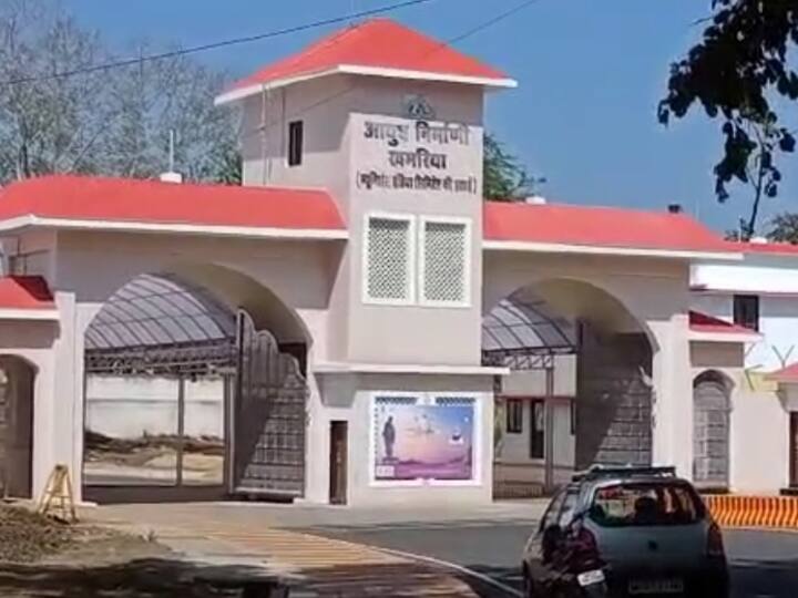 MP news Jabalpur News Ordnance Factory Khamaria navy officer caught alleged stealing bomb ordnance factory ann Jabalpur News: जबलपुर में नेवी कर्मचारी को पकड़ा गया बम के पार्ट्स के साथ, ओएफके खमरिया में मचा हड़कंप