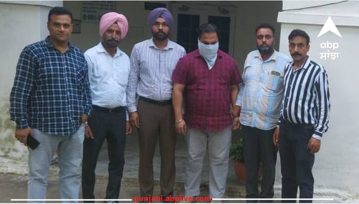 A soldier was caught taking a bribe of 10 thousand rupees Patiala News: 10 ਹਜ਼ਾਰ ਰੁਪਏ ਰਿਸ਼ਵਤ ਲੈਂਦਾ ਸਿਪਾਹੀ ਕਾਬੂ, ਸਬ ਇੰਸਪੈਕਟਰ ਅਤੇ ਪੱਤਰਕਾਰ ਖਿਲਾਫ਼ ਵੀ ਕੇਸ ਦਰਜ