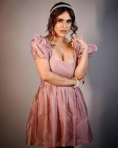 Neha Malik: પિંક વન પીસમાં નેહા મલિકનો કાતિલ અંદાજ વાયરલ,  જુઓ તસવીરો