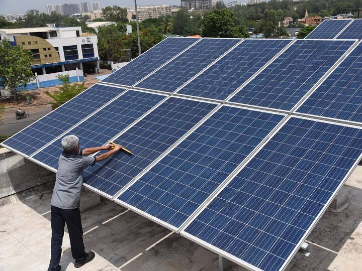 Solar Rooftop Subsidy Scheme: कई शानदार सरकारी योजनाओं का लाभ जानकारी के अभाव में लोग नहीं उठा पाते हैं. सोलर रूफटॉप स्कीम भी वैसी ही एक योजना है...