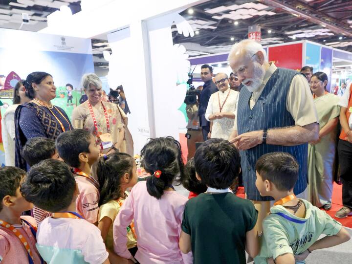 PM Modi Speech: प्रधानमंत्री नरेंद्र मोदी राष्ट्रीय शिक्षा नीति के तीन साल पूरे होने के अवसर पर शनिवार को ‘अखिल भारतीय शिक्षा समागम’ के उद्घाटन कार्यक्रम में पहुंचे. इस दौरान वो बच्चों से मिले.