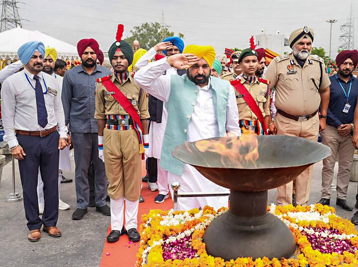 जाब के मुख्यमंत्री भगवंत मान (CM Bhagwant Mann) ने 26 जुलाई को सैनिक की ड्यूटी दौरान किसी हादसे में मौत या फिर कोई फिजिकल कैजुअलटी होने पर परिवार के लिए एक्स-ग्रेशिया ग्रांट (Ex-Gracia Grant) शुरू करने की घोषणा की.