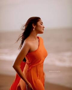 Anikha Surendran: అందమైన 'బుట్టబొమ్మ'