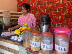 Kolkata Tea Shop : চায়ের সঙ্গে বিনামূল্যে বিস্কুট, চিপস ! 'আড্ডার টানে' জমছে আসর