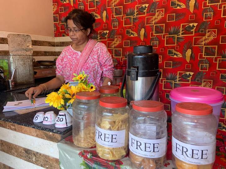 'আড্ডার টানে' জমছে আসর। যেখানে চায়ের সঙ্গে বিনামূল্যে বিস্কুট, চিপস !