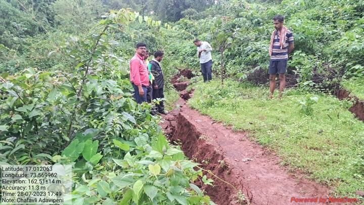 या वर्षीही अती वृष्टीमुळे पुन्हा भेगा पडल्या आहेत.तर आडवी पेणी,भागात या वर्षी जमीन फाटली आहे.भटाच्या कोंडाकडे जाणार रस्ता ही फाटला आहे.रस्त्याला फेगा पडल्या आहेत.