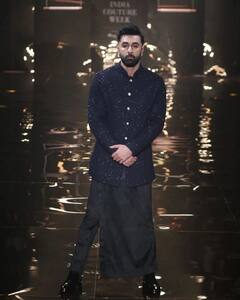 Ranbir Kapoor Pics: रणबीर कपूर ने लुंगी स्टाइल पैंट पहनकर लूट ली महफिल, आलिया भट्ट भी हो गईं दीवानी