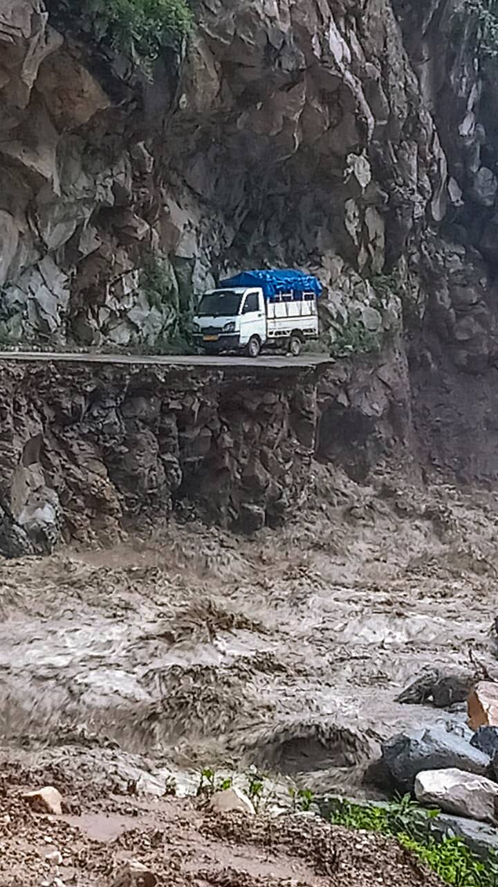 हिमाचल प्रदेश में लगातार हो रही भारी के बाद मंगलवार (25 जुलाई) को बादल फट गया, जिसके बाद दो पुल और मवेशी पानी में बह गए.