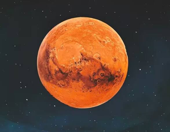 ਦੂਜੇ ਪਾਸੇ, ਜੇ ਮੰਗਲ 'ਤੇ ਪਾਣੀ ਦੀ ਗੱਲ ਕਰੀਏ ਤਾਂ ਮੰਗਲ 'ਤੇ ਪਾਣੀ ਖੰਭਿਆਂ 'ਤੇ ਬਰਫ਼ ਦੇ ਰੂਪ 'ਚ ਪਾਇਆ ਜਾਂਦਾ ਹੈ। ਇਹ ਮੰਨਿਆ ਜਾਂਦਾ ਹੈ ਕਿ ਇਹ ਖਾਰਾ ਪਾਣੀ ਹੋਵੇਗਾ ਜੋ ਮੰਗਲ ਦੇ ਹੋਰ ਖੇਤਰਾਂ ਵਿੱਚ ਵਗਦਾ ਹੈ।