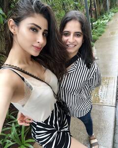 కార్ లో మౌనీ రాయ్ సెల్ఫీ - ఫోటోలు వైరల్