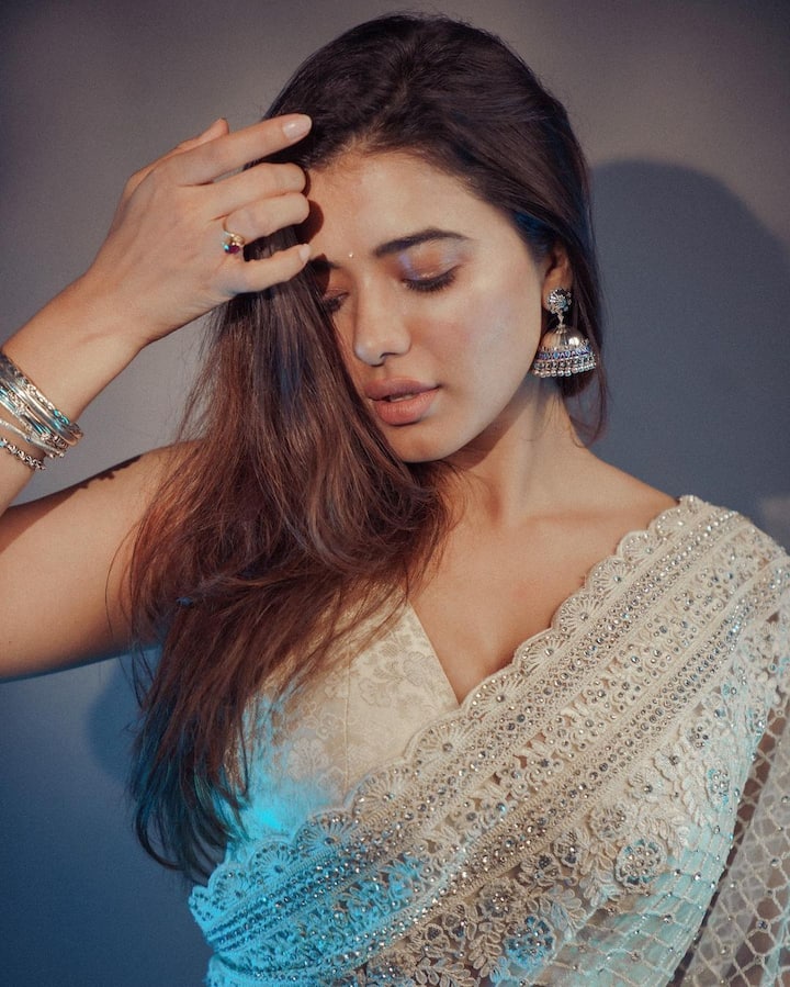 'రొమాంటిక్' అనే సినిమాతో తెలుగు వెండి తెరకి హీరోయిన్గా ఎంట్రీ ఇచ్చిన కేతిక శర్మ మొదటి సినిమాలోని తన అందాలను ఓ రేంజ్ లో ఆరబోసింది.