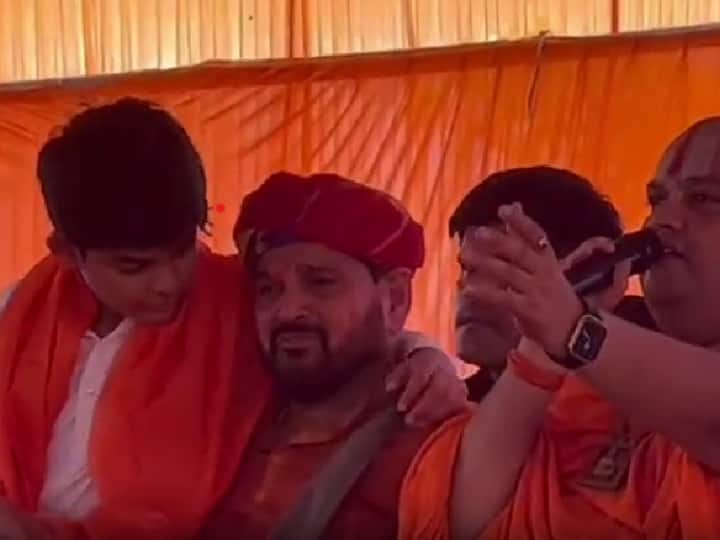 BJP MP Brij Bhushan Sharan Singh crying on Nari Shakti the song targeted wrestlers for age ANN Watch: मंच पर फूट-फूट कर रोने लगे BJP सांसद बृजभूषण शरण सिंह, कहा- 'मैं 70 साल का होने वाला हूं और नौजवानों से जंग'