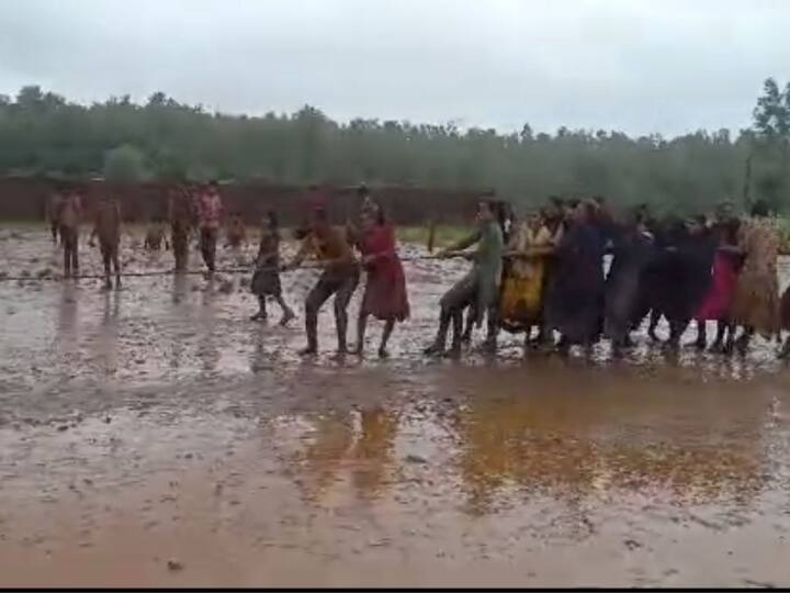 चिखल महोत्सवात विद्यार्थ्यांनी मनसोक्त आनंद लुटला.