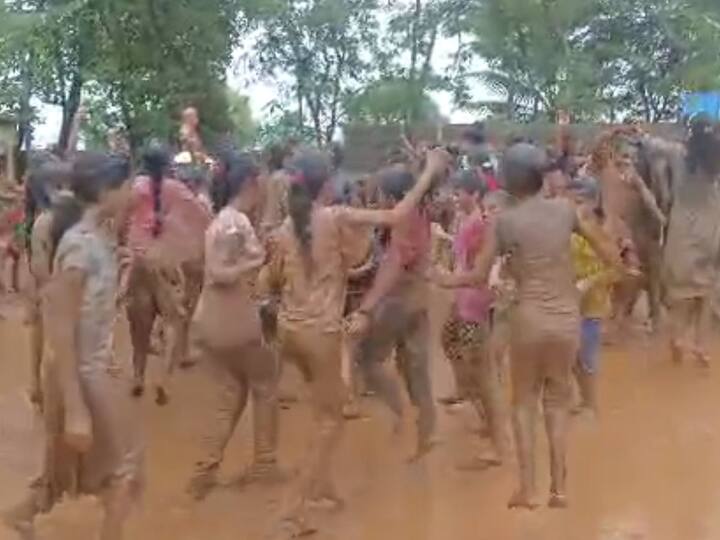 कोल्हापूरच्या राधानगरी तालुक्यातील धामोडमध्ये चिखल महोत्सव साजरा केला.