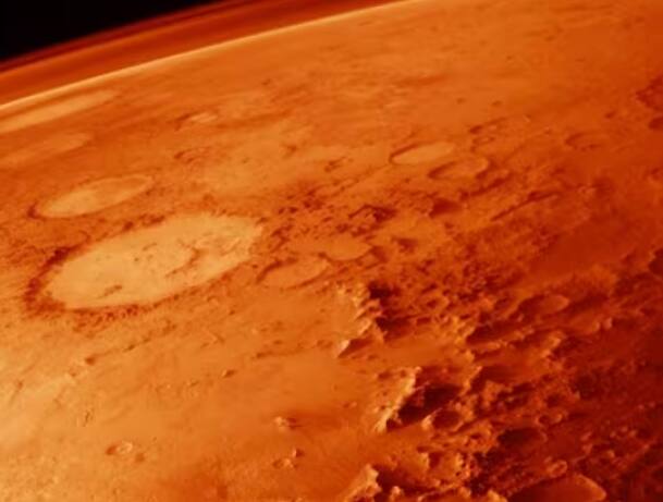 ਤੁਹਾਨੂੰ ਦੱਸ ਦਈਏ ਕਿ ਮੰਗਲ ਗ੍ਰਹਿ ਦਾ ਇੱਕ ਦਿਨ 24 ਘੰਟਿਆਂ ਤੋਂ ਥੋੜ੍ਹਾ ਜ਼ਿਆਦਾ ਹੁੰਦਾ ਹੈ। ਮੰਗਲ ਗ੍ਰਹਿ 687 ਧਰਤੀ ਦੇ ਦਿਨਾਂ ਵਿੱਚ ਸੂਰਜ ਦੀ ਪਰਿਕਰਮਾ ਕਰਦਾ ਹੈ। ਸਿੱਧੀ ਭਾਸ਼ਾ ਵਿੱਚ ਗੱਲ ਕਰੀਏ ਤਾਂ ਮੰਗਲ 'ਤੇ ਇਕ ਸਾਲ ਧਰਤੀ 'ਤੇ 23 ਮਹੀਨਿਆਂ ਦੇ ਬਰਾਬਰ ਹੋਵੇਗਾ।