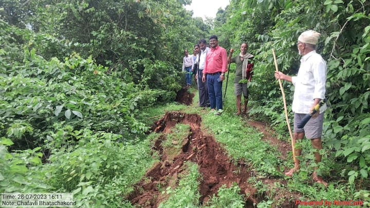 Ratnagiri Landslide : चाफवली भटाचा कोंड,आडवी पेणी, या वाड्यातील दोनगर भागाला मोठ मोठ्या भेगा पडल्या आहेत.