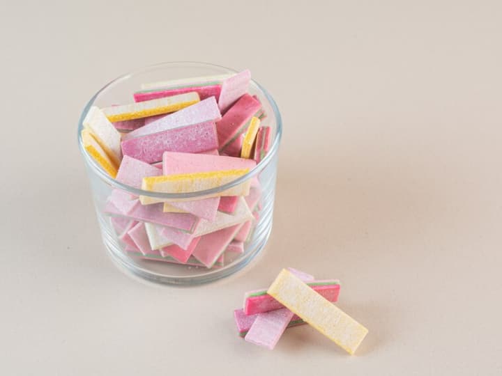 च्यूइंगम खाते वक्त कई बार लोग इसे गलती से निगल लेते हैं. बच्चों के साथ अक्सर ऐसा होता है. अब सवाल उठता है कि क्या च्यूइंगम निगल लेने से शरीर पर कोई बुरे प्रभाव पड़ते हैं या शरीर के अंगों को कोई नुकसान पहुंचता है? आइए जानते हैं...