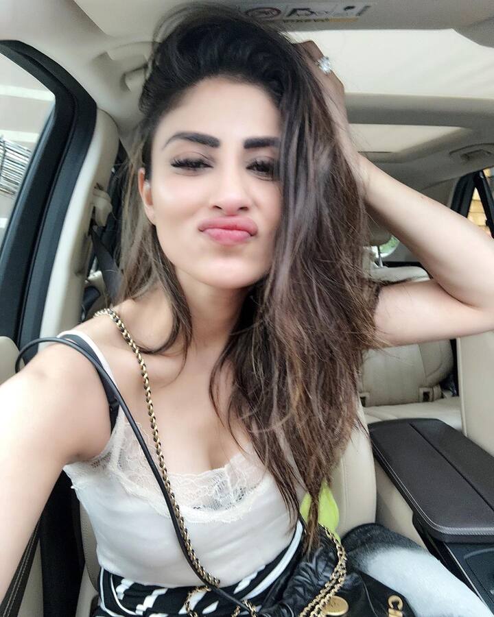 இவர் நாகினி சீரியல் மூலம் மிகவும் பிரபலம் அடைந்தார்.