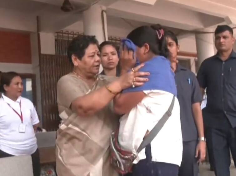 Manipur Governor Anusuiya Uikey visits relief camps, interacts with people in Churachandpur Manipur Violence: మణిపూర్ బాధితులను పరామర్శించిన గవర్నర్, కన్నీళ్లు పెట్టుకున్న మహిళలు
