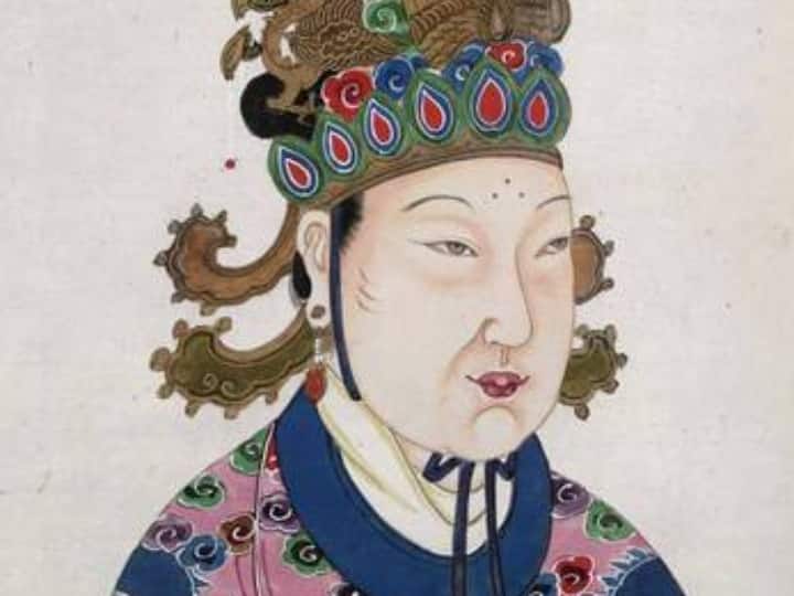 वू जेटियन: प्राचीन चीन में महारानी वू जेटियन ने परंपरा का उल्लंघन किया और चीनी इतिहास में एकमात्र महिला संप्रभु बन गईं. 7वीं शताब्दी के शासन कला में सैन्य रणनीति और प्रशासन में उनकी महारत ने समृद्धि और स्थिरता के युग की शुरुआत की. महारानी वू की दूरदर्शी नीतियों ने शिक्षा और समानता को बढ़ावा दिया गया.