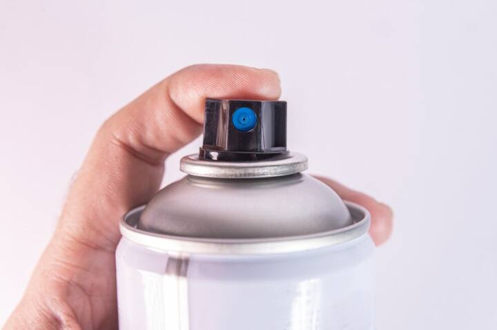 पेपर स्प्रे की तरह ही पेपर जेल होता है. इसकी सबसे अच्छी बात यह है कि यह दूर से भी अपना असर दिखाता है. इसको अगर थोड़ी ज्यादा दूर से भी स्प्रे किया जाए तो इसका असर काफी होता है.