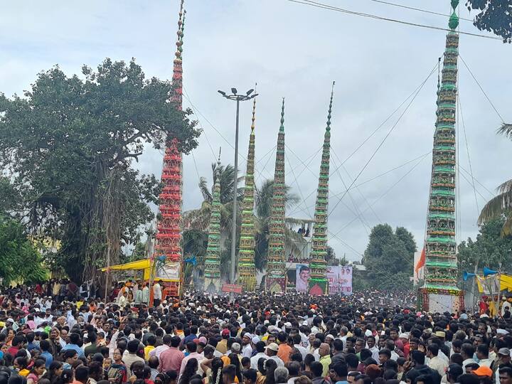 मोठ्या जल्लोषात गगनचुंबी ताबूत भेटींचा हा लक्षणीय सोहळा पाहण्यासाठी महाराष्ट्र, कनार्टक राज्यातून हजारो भाविकांनी उपस्थिती लावली होती.