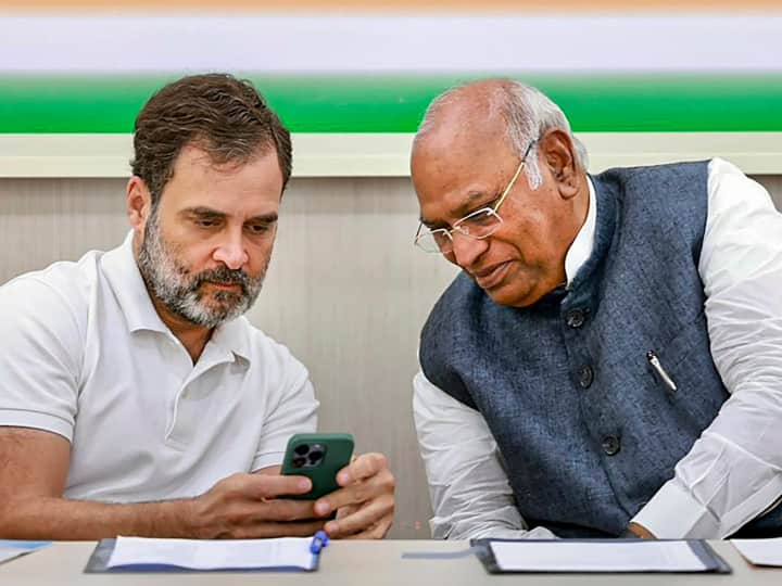 Karnataka Congress Meeting Over Dissent Rahul Gandhi Mallikarjun Kharge Siddaramaiah DK Shivakumar in New Delhi Karnataka Politics: कर्नाटक के कांग्रेस विधायकों में बढ़ा असंतोष, शीर्ष नेतृत्व ने बुलाई दिल्ली में बैठक, राहुल गांधी और खरगे ने बनाया ये प्लान