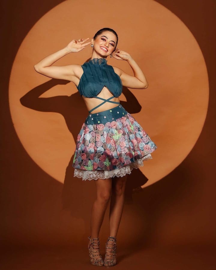 27 વર્ષીય ટીવી એન્ડ ફિલ્મ એક્ટ્રેસ હેલી શાહ સોશ્યલ મીડિયા પર ખૂબ જ એક્ટિવ રહે છે અને પોતાના ક્યૂટ એક્ટથી લાઈમલાઈટ મેળવે છે. હાલમાં જ ટીવી એક્ટ્રેસ હેલી શાહે તેના 'બેબી ડૉલ' લૂકમાં સોશ્યલ મીડિયા પર તેની કેટલીક લેટેસ્ટ તસવીરો શેર કરી છે.