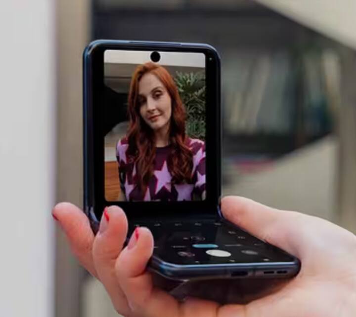 Motorola Razr 40: Motorola ਨੇ ਵੀ ਕੁਝ ਸਮਾਂ ਪਹਿਲਾਂ ਆਪਣੀ ਫਲਿੱਪ ਸੀਰੀਜ਼ ਦਾ ਫੋਨ ਪੇਸ਼ ਕੀਤਾ ਹੈ। ਇਸਦੀ (8GB RAM, 256GB ਸਟੋਰੇਜ਼ ਵੇਰੀਐਂਟ) ਦੀ ਅਮੇਜ਼ਨ 'ਤੇ ਸ਼ੁਰੂਆਤੀ ਕੀਮਤ ਫਿਲਹਾਲ 59,999 ਰੁਪਏ ਹੈ। ਇਸ 'ਚ 6.9 ਇੰਚ ਦੀ AMOLED ਡਿਸਪਲੇਅ ਹੈ, ਜਿਸ ਦੀ ਰਿਫਰੈਸ਼ ਦਰ 144Hz ਹੈ। ਇਸ ਵਿੱਚ 64MP ਪ੍ਰਾਇਮਰੀ ਕੈਮਰਾ ਹੈ।