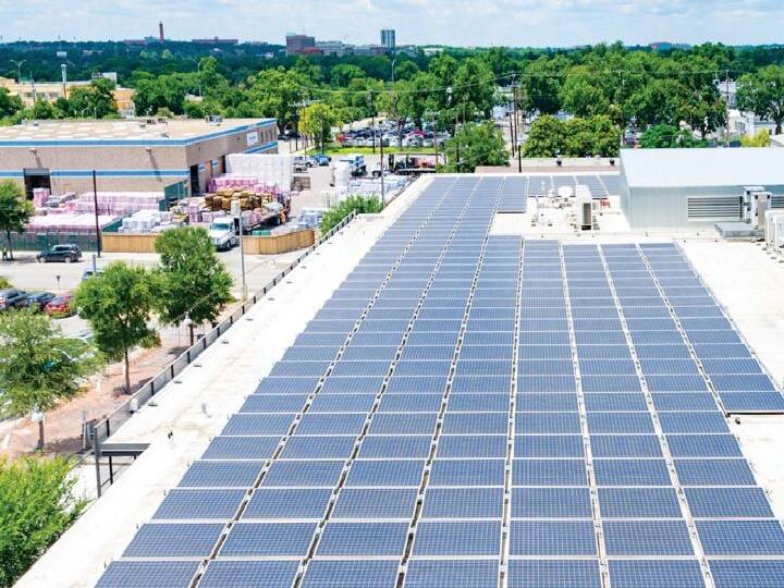 आप अपने मकान, दुकान, स्कूल, कॉलेज, हॉस्पिटल आदि की छतों पर सोलर पैनल लगवा सकते हैं. मजेदार बात है कि इसके लिए सरकार आपको सब्सिडी भी देगी.