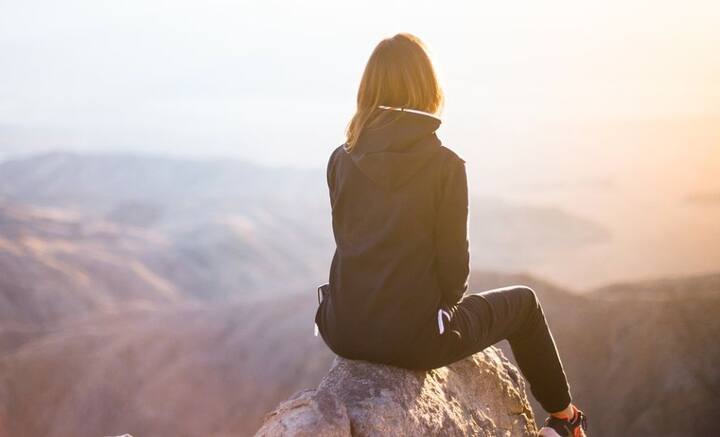 প্রেম, ভালবাসা, বিয়ে নিয়ে প্রত্যেকের দৃষ্টিভঙ্গি আলাদা। কেউ একেবারে মনপ্রাণ ঢেলে দেন। কেউ আবার হন বাস্তববাদী। মানুষ বিশেষে অনুভূতি হয় পৃথক। সম্পর্কের ভাঙাগড়াও এক-একজন, এক-একরকম ভাবে দেখেন।