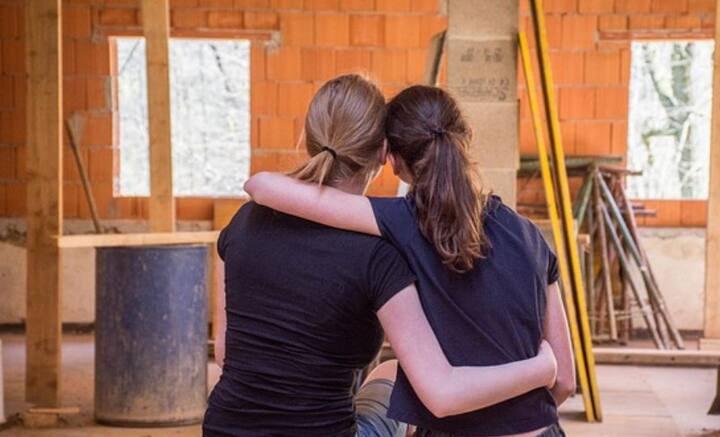 যে কথা কাউকে বলা যায় না, নিশ্চিন্তে বলা যায় বন্ধুকে। স্কুল, কলেজ এমনকি কর্মক্ষেত্রেও এমন বন্ধু পেয়ে যাই আমরা। জীবনের খুঁটিনাটি ঘটনা, মানসিক দ্বন্দ্বের কথা তুলে ধরা যায় তাঁদের কাছে।