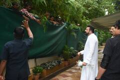 बर्थडे पर फैंस से मिले संजू बाबा, घर के बाहर लगा लोगों का हुजूम, सफेद कुर्ते पजामा में हैंडसम लगे Sanjay Dutt