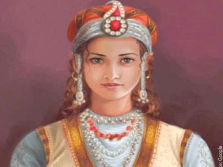 13वीं सदी के भारत में रजिया सुल्तान ने पहली महिला मुस्लिम शासक के रूप में सिंहासन पर बैठकर परंपराओं को तोड़ दिया. युद्ध के मैदान में निडर होकर उनके लीडरशिप ने दिल्ली में स्थिरता और समृद्धि लायी. उनका शासनकाल महिलाओं की भावी पीढ़ियों के लिए एक प्रेरणा बना और उस दौरान ये सबसे समृद्धि महिला थीं.