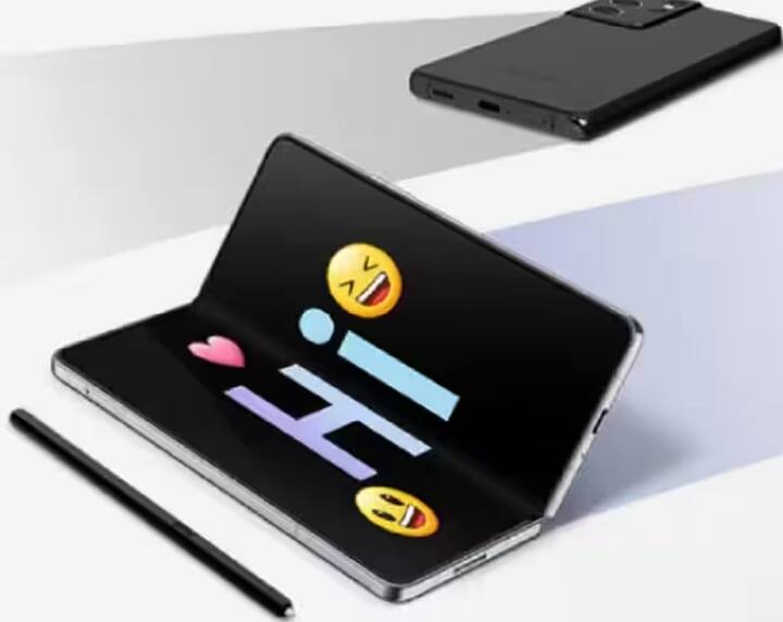 Samsung Galaxy Z Fold 5: ਸੈਮਸੰਗ ਨੇ 26 ਜੁਲਾਈ ਨੂੰ ਹੀ ਇਸ ਅਗਲੀ ਪੀੜ੍ਹੀ ਦੇ ਫੋਲਡੇਬਲ ਫੋਨ ਨੂੰ ਲਾਂਚ ਕੀਤਾ ਹੈ। Galaxy Z Fold 5 ਦੀ ਭਾਰਤ ਵਿੱਚ ਕੀਮਤ 1,54,999 ਰੁਪਏ ਤੋਂ ਸ਼ੁਰੂ ਹੁੰਦੀ ਹੈ। ਇਸ ਦੀ ਪ੍ਰੀ-ਬੁਕਿੰਗ ਵੀ ਖੁੱਲ੍ਹੀ ਹੈ। ਇਹ ਬਹੁਤ ਸਾਰੀਆਂ ਤਕਨੀਕੀ ਤਕਨੀਕਾਂ ਅਤੇ ਵਿਸ਼ੇਸ਼ਤਾਵਾਂ ਦੇ ਨਾਲ ਮਾਰਕੀਟ ਵਿੱਚ ਆ ਗਿਆ ਹੈ।