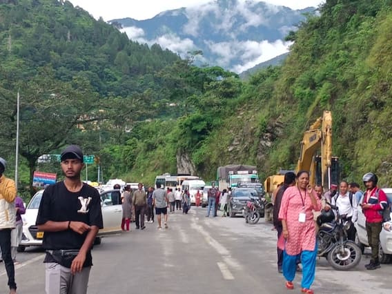 Uttarakhand News: जोशीमठ-बद्रीनाथ हाईवे फिर हुआ बंद, भारी बारिश के बाद सड़क पर आया पहाड़ का मलबा Uttarakhand News: जोशीमठ-बद्रीनाथ हाईवे फिर हुआ बंद, भारी बारिश के बाद सड़क पर आया पहाड़ का मलबा