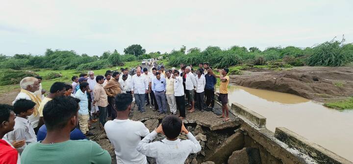तसेच शासनाकडे शेतकऱ्यांना मदतीसाठीचा पाठपुरावा करणार असल्याचं आश्वासन त्यांनी यावेळी शेतकऱ्यांना केले आहे.