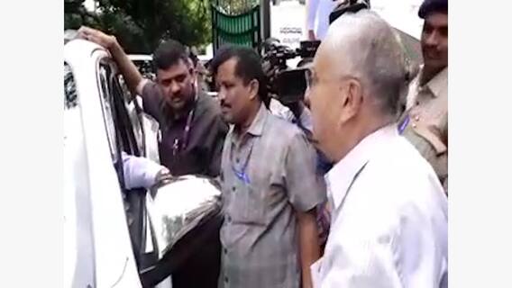 Senior Citizen Stops Karnataka CM's Cars | CM కారును ఆపేసిన పెద్దాయన.. ఎందుకో తెలుసా | ABP Desam