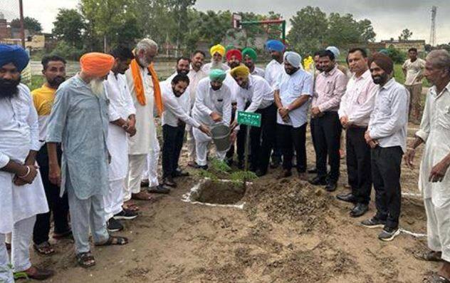 Principal Buddha Ram planted flowering and shady plants to make the stadium of Government High School Gurne Kalan ਵਾਤਾਵਰਣ ਦੀ ਸ਼ੁੱਧਤਾ ਤੇ ਤੰਦਰੁਸਤ ਜੀਵਨ ਲਈ ਕੁਦਰਤ ਦੇ ਹਿੱਤ 'ਚ ਉਦਮ ਕਰਦੇ ਰਹਿਣਾ ਜ਼ਰੂਰੀ : ਬੁੱਧ ਰਾਮ