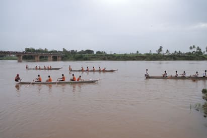 सांगली (Sangli) जिल्ह्यातील मिरजमधील कृष्णा नदीच्या (krishna river) पात्रात भव्य होड्यांच्या शर्यती (boat race) पार पडल्या.