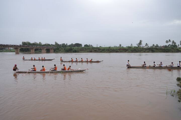सांगली (Sangli) जिल्ह्यातील मिरजमधील कृष्णा नदीच्या (krishna river) पात्रात भव्य होड्यांच्या शर्यती (boat race) पार पडल्या.