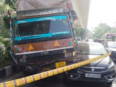 ट्रक चालक ने खड़ी कार में मारी टक्कर, दिल्ली पुलिस इंस्पेक्टर की मौत, ड्राइवर फरार