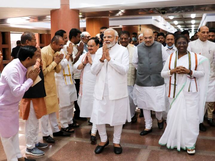 सर्वे के मुताबिक, पीएम मोदी की अगुवाई वाले एनडीए को आगामी लोकसभा चुनाव में सबसे ज्यादा समर्थन मिलने का अनुमान है. सर्वे में बीजेपी की गठबंधन एनडीए को 318 सीटों पर जीत मिल सकती है.