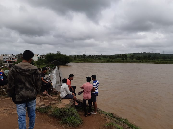 मात्र, आठवडाभर पडलेल्या दमदार पावसामुळे तलावात मुबलक पाणीसाठा झाला आहे. त्यामुळे तलावातून पाणी उपसा पूर्ववत सुरु करण्यात आला आहे.