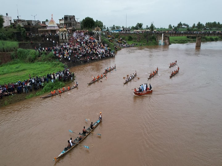 Sangli News sangli boat race competition in krishna river in miraj   Sangli : कृष्णा नदीपात्रात रंगल्या भव्य होड्यांच्या शर्यती, थरारक शर्यती पाहण्यासाठी हजारो नागरिकांची गर्दी