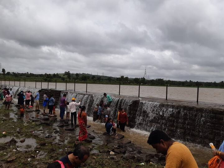 येथील नागरिकांना तलावामधून बारमाही पाणीपुरवठा केला जातो.