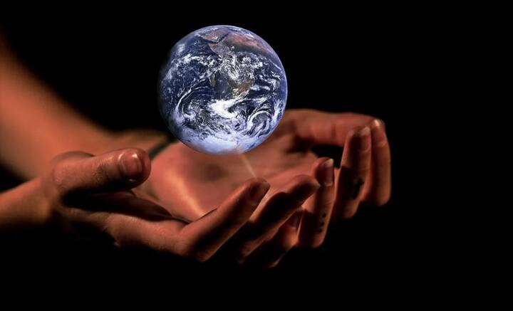 এর মধ্যে একমাত্র ব্যতিক্রম পৃথিবী। ইংরেজিতে পৃথিবীকে বলা হয় Earth. এটি কোনও রোমান বা গ্রিক দেবদেবীর নাম নয়। সনাতনী ইংরেজি এবং জার্মান ভাষা থেকেই এই নামকরণ। তবে বিভিন্ন ভাষায় পৃথিবীর পৃথক নাম রয়েছে। তবে সবক্ষেত্রেই পৃথিবীর অর্থ ভূমি।