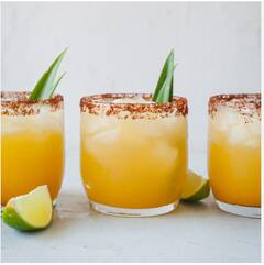 Pineapple Margarita : जर तुम्हाला वीकेंड खास पद्धतीने साजरा करायचा असेल तर हे खास पेय घरीच बनवा.