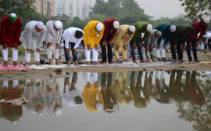 अहमदिया समुदाय ने इसको लेकर हाईकोर्ट में चुनौती थी, जिसके बाद कोर्ट ने इस प्रस्ताव को स्थगित कर दिया था.